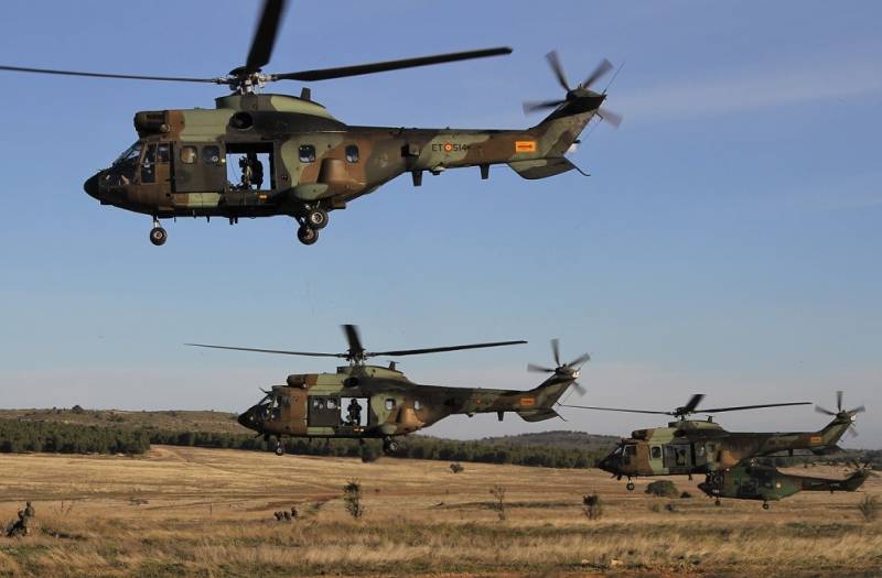 Los helicópteros de transporte táctico despegando tras dejar los paracas de la “Ortiz de Zarate”, en primer plano un AS332, los dos siguientes son los AS532, el de más al fondo es in SA330 “Puma” del ALAT francés. Los helicópteros de transporte táctico despegando tras dejar los paracas de la “Ortiz de Zarate”, en primer plano un AS332, los dos siguientes son los AS532, el de más al fondo es in SA330 “Puma” del ALAT francés.