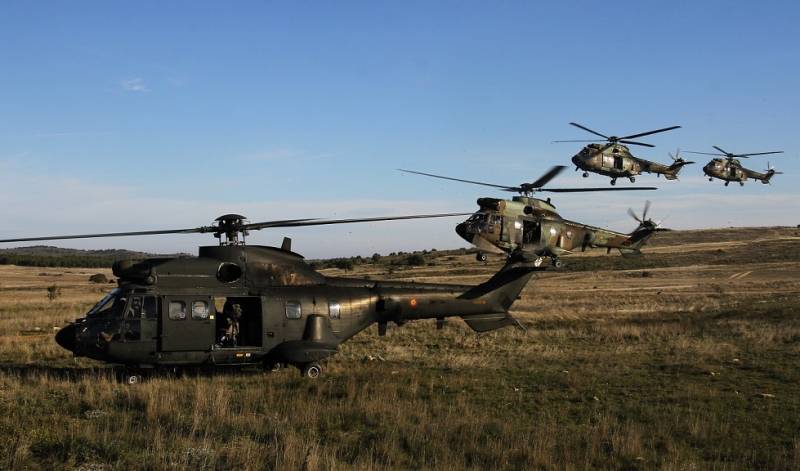 La formación de helicópteros de maniobra de la AATA, en fase de aterrizaje para desembarcar a los paracas. La formación de helicópteros de maniobra de la AATA, en fase de aterrizaje para desembarcar a los paracas.