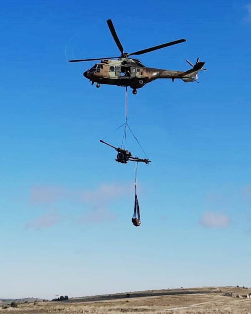 Los helicópteros de las FAMET además de personal de la BRIPAC, también trasladaron su material como este obús “Light Gun” L118. (foto: BRIPAC) Los helicópteros de las FAMET además de personal de la BRIPAC, también trasladaron su material como este obús “Light Gun” L118. (foto: BRIPAC)