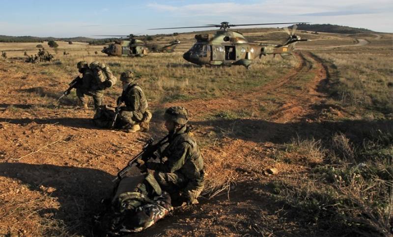 Miembros de la BRIPAC desplegados frente a los helicópteros que los ha trasladado a la zona de desembarco aéreo Miembros de la BRIPAC desplegados frente a los helicópteros que los ha trasladado a la zona de desembarco aéreo