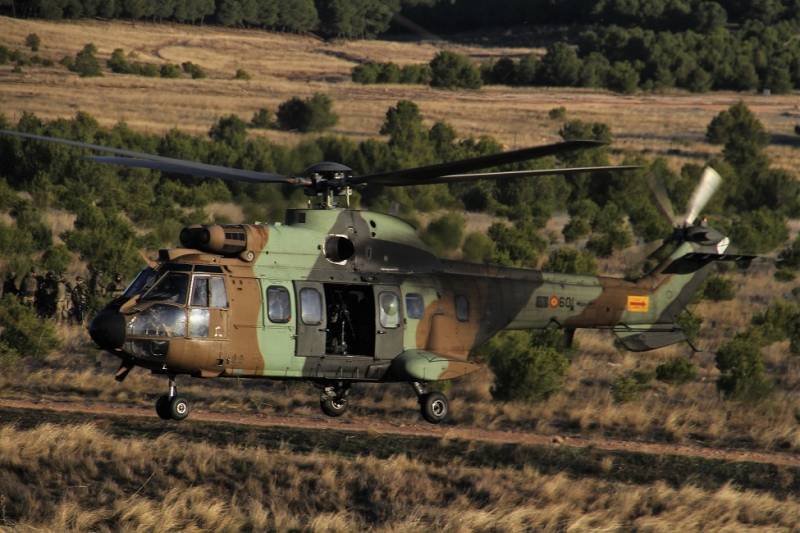 Uno de los Airbus Helicopters AS532 “Cougar” volando sobre el CENAD de Chinchilla. Uno de los Airbus Helicopters AS532 “Cougar” volando sobre el CENAD de Chinchilla.