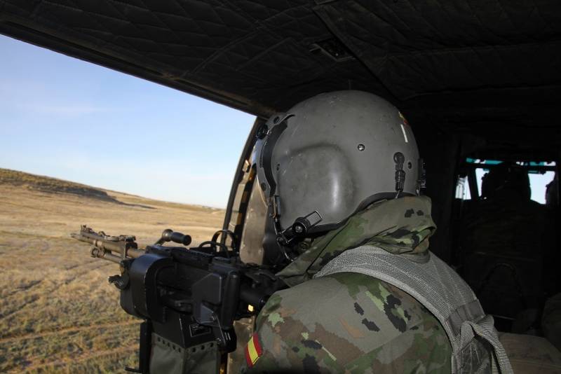 Durante el vuelo el personal de FAMET vigila con sus ametralladoras FN MAG 7,62 mm una posible reacción del “enemigo”. Durante el vuelo el personal de FAMET vigila con sus ametralladoras FN MAG 7,62 mm una posible reacción del “enemigo”.