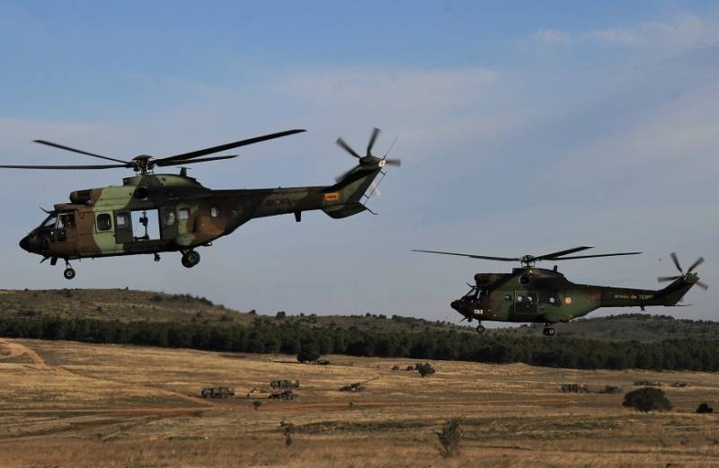 Un moderno AS532 “Cougar” de las FAMET (izquierda) seguido de un veterano SA330 “Puma” del ALAT (Aviation Légère de l Un moderno AS532 “Cougar” de las FAMET (izquierda) seguido de un veterano SA330 “Puma” del ALAT (Aviation Légère de l