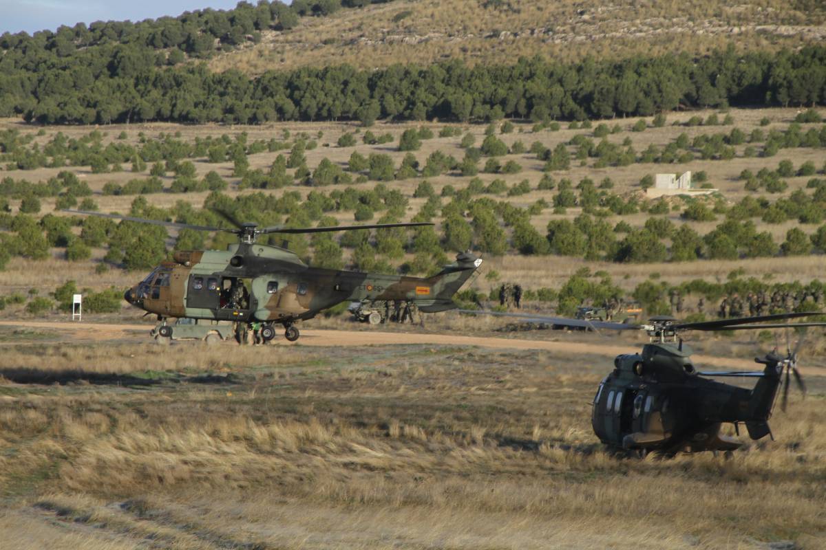 Helicópteros de las FAMET despegando desde la zona de concentración de la fuerza, detrás se ve un grupo de “paracas” listo para embarcar en otra de las olas. Helicópteros de las FAMET despegando desde la zona de concentración de la fuerza, detrás se ve un grupo de “paracas” listo para embarcar en otra de las olas.