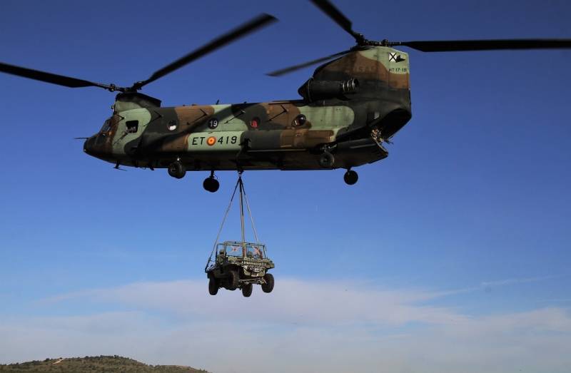 Un “Chinook” trasladando un versátil VEA (Vehículos Especiales Aerolanzables) Einsa “Falcata”. Un “Chinook” trasladando un versátil VEA (Vehículos Especiales Aerolanzables) Einsa “Falcata”.