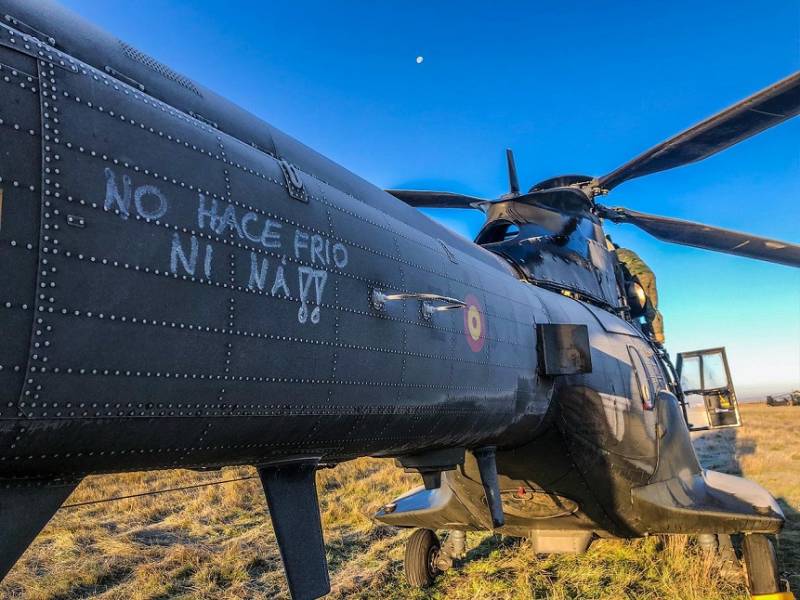 Durante las maniobras Toro 2019 las temperaturas en el CENAD de Chinchilla fueron muy frías, como atestigua esta inscripción con tiza en el puro de este “Super Puma” de FAMET (foto: Fuerza Terrestre) Durante las maniobras Toro 2019 las temperaturas en el CENAD de Chinchilla fueron muy frías, como atestigua esta inscripción con tiza en el puro de este “Super Puma” de FAMET (foto: Fuerza Terrestre)