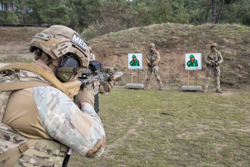 Aquí podemos ver un ejercicio de tiro de confianza con munición real y en movimiento que requiere un alto nivel de concentración. Aquí podemos ver un ejercicio de tiro de confianza con munición real y en movimiento que requiere un alto nivel de concentración.