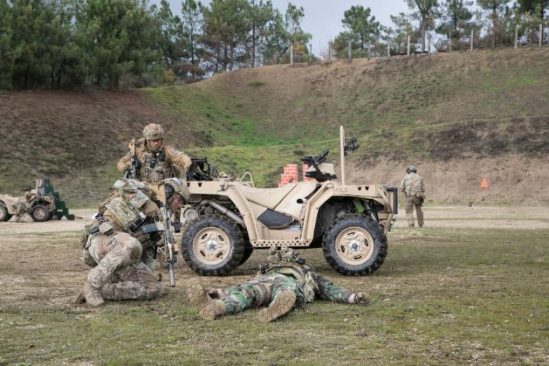En este ejercicio pudimos ver un simulacro de emboscada con IED provocando un herido en las filas portuguesas y posterior ataque de las fuerzas agresoras que fue repelido durante la evacuación del herido. En este ejercicio pudimos ver un simulacro de emboscada con IED provocando un herido en las filas portuguesas y posterior ataque de las fuerzas agresoras que fue repelido durante la evacuación del herido.