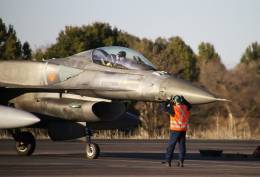 Un mec�nico de l�nea griego dirige al piloto del F-16C, que acaba de llegar de una misi�n