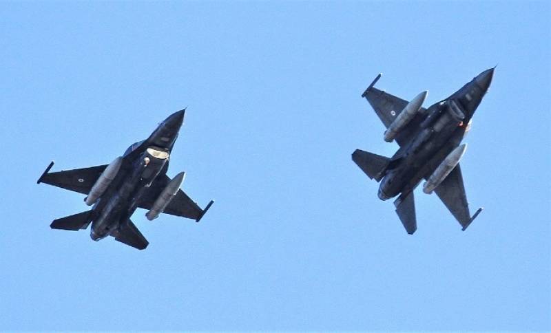 Dos F-16C griegos rompen el inicial sobre la base aérea de Albacete Dos F-16C griegos rompen el inicial sobre la base aérea de Albacete