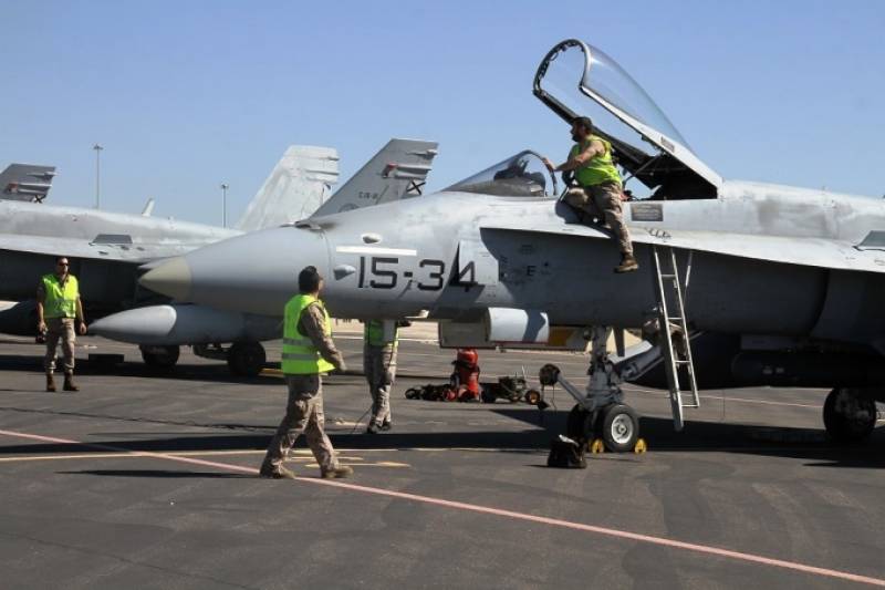 Personal de línea del Ala 15 prepara sus EF-18M para una nueva misión del TLP. Personal de línea del Ala 15 prepara sus EF-18M para una nueva misión del TLP.