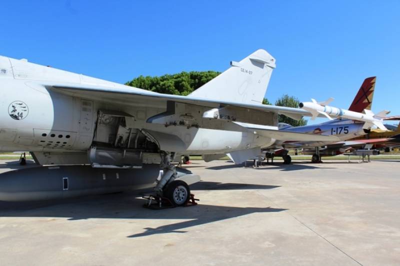 Este cazabombardero era capaz de cargar un máximo de 4 toneladas de bombas. Este cazabombardero era capaz de cargar un máximo de 4 toneladas de bombas.