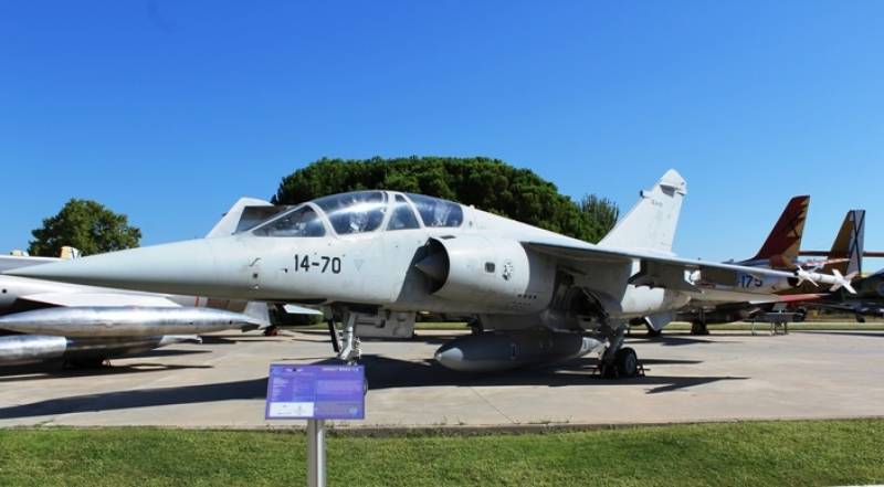 Se le considera el puente entre el F-104 y el F-18 dentro del Ejército del Aire. Lo que es innegable es su atractivo diseño 100x100 aerodinámico. (Fotografías: Miguel Martínez) Se le considera el puente entre el F-104 y el F-18 dentro del Ejército del Aire. Lo que es innegable es su atractivo diseño 100x100 aerodinámico. (Fotografías: Miguel Martínez)