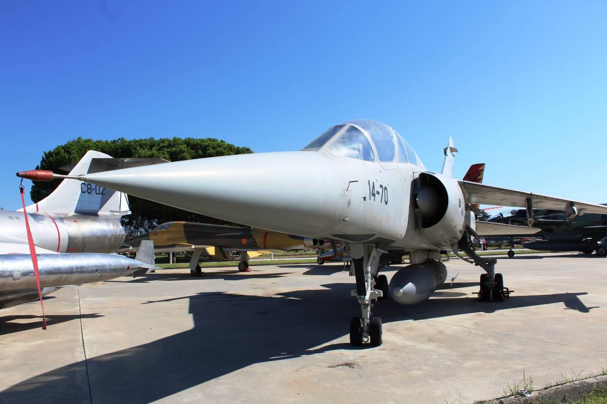 El Ejército del Aire adquirió un total de 91 unidades de este cazabombardero de fabricación gala entre los años 1975 y 1998. Es en junio de 2013, cuando tras 35 años de servicio, finaliza su vida operativa. El Ejército del Aire adquirió un total de 91 unidades de este cazabombardero de fabricación gala entre los años 1975 y 1998. Es en junio de 2013, cuando tras 35 años de servicio, finaliza su vida operativa.