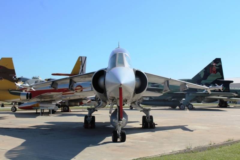 Esta bestia alcanzaba una velocidad máxima de 3.335 Km/h (2,2 Mach) a 12.000 m. gracias a sus motores SNECMA Atar 9K-50 de 7.166 kg de empuje con postcombustión. Esta bestia alcanzaba una velocidad máxima de 3.335 Km/h (2,2 Mach) a 12.000 m. gracias a sus motores SNECMA Atar 9K-50 de 7.166 kg de empuje con postcombustión.