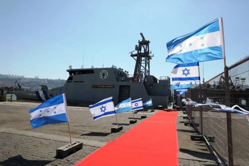 El “General Cabañas” al ser entregado en Haifa. El “General Cabañas” al ser entregado en Haifa.