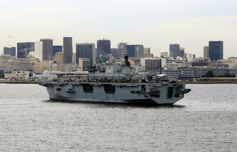 El portahelicópteros multipropósito atlántico ex HMS “Ocean”. El portahelicópteros multipropósito atlántico ex HMS “Ocean”.