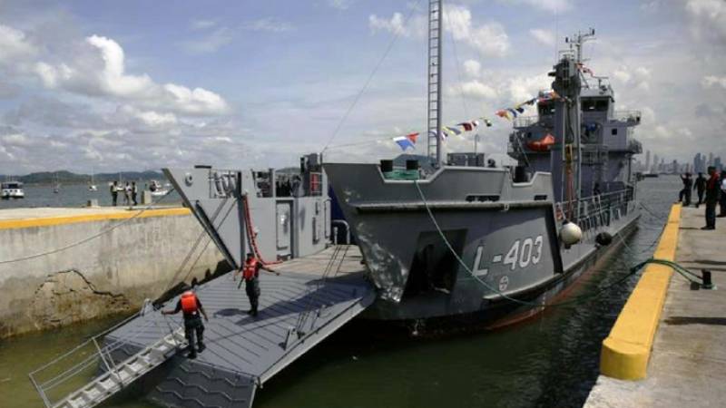 L-403 “Presidente“, un Damen “Stand Lander 5612”. L-403 “Presidente“, un Damen “Stand Lander 5612”.