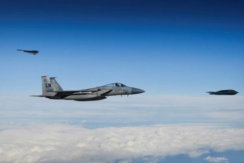 Un F-15C de la USAFE escoltando a los dos B-2A asignados Bomber Task Force Europe 20-2. Un F-15C de la USAFE escoltando a los dos B-2A asignados Bomber Task Force Europe 20-2.