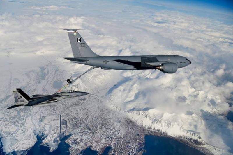 Los “Eagles” de la USAFE fueron reabastecidos por los Boeing KC-135R del 100th ARW (Air Refueling Wing) sobre Keflavik (Islandia). Los “Eagles” de la USAFE fueron reabastecidos por los Boeing KC-135R del 100th ARW (Air Refueling Wing) sobre Keflavik (Islandia).