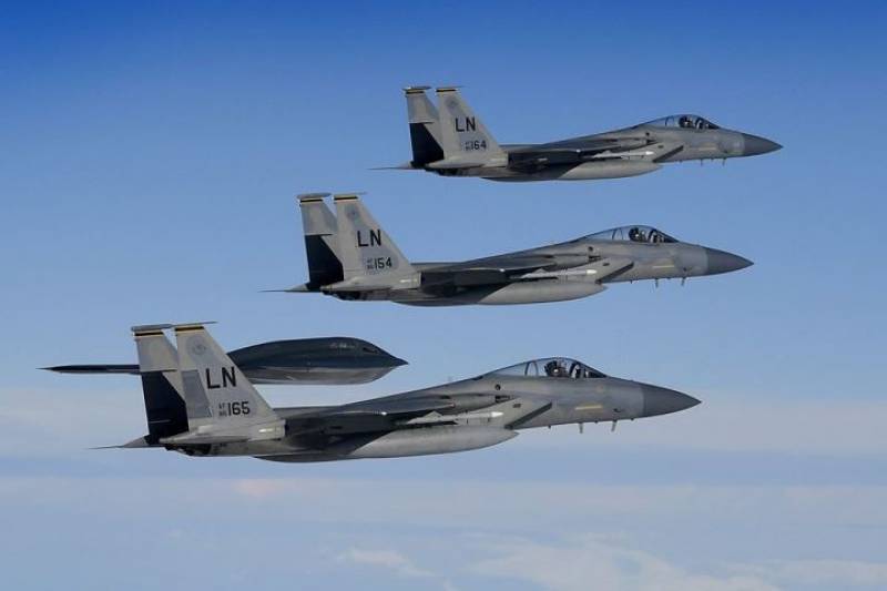 Tres F-15C volando en formación, en segundo plano se ve uno de los B-2A. Tres F-15C volando en formación, en segundo plano se ve uno de los B-2A.