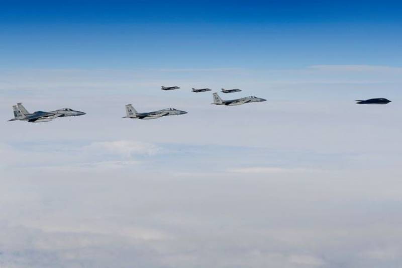 Formación en V encabezada por un B-2A y su espectacular escolta de F-15C (primer plano) y F-35C noruegos. Formación en V encabezada por un B-2A y su espectacular escolta de F-15C (primer plano) y F-35C noruegos.