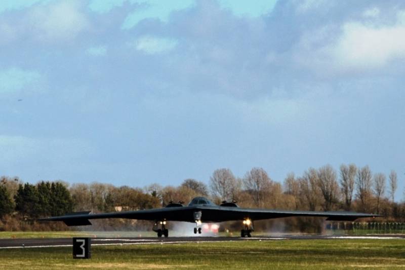 Uno de los dos B-2A destacados a Europa aterrizando en la base de RAF-Fairford. Uno de los dos B-2A destacados a Europa aterrizando en la base de RAF-Fairford.