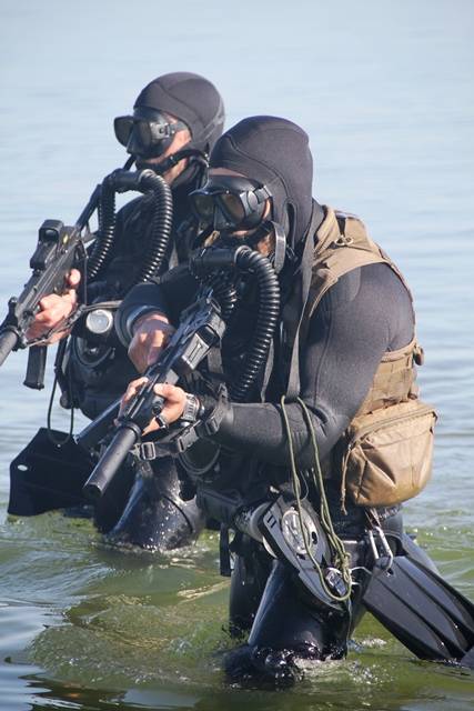 Algunos entrenamientos se han intensificado en los últimos años para asumir la problemática de operar en entornos litorales Algunos entrenamientos se han intensificado en los últimos años para asumir la problemática de operar en entornos litorales