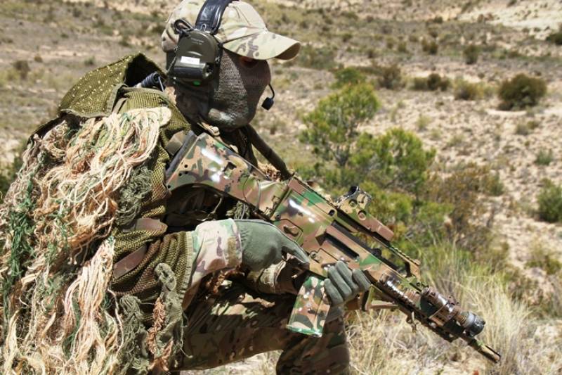 Militar del MOE del ET español durante un ejercicio, bien camuflado que va para dificultar su localización Militar del MOE del ET español durante un ejercicio, bien camuflado que va para dificultar su localización