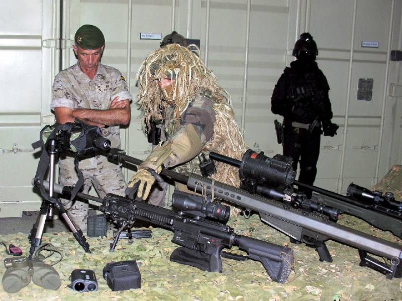 Ha sido normal que en el devenir de los años pasados el general de división Íñiguez visitase las unidades de OE de los ejércitos para conocer su día a día (foto MDE.es) Ha sido normal que en el devenir de los años pasados el general de división Íñiguez visitase las unidades de OE de los ejércitos para conocer su día a día (foto MDE.es)