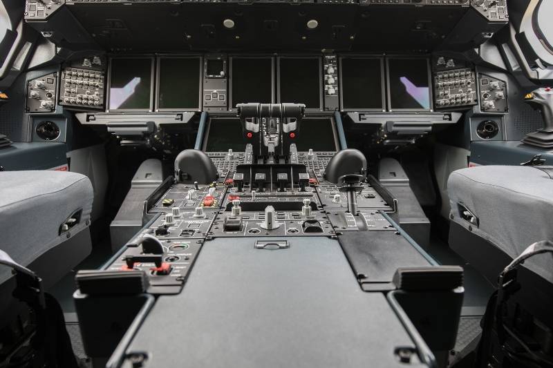 Aunque el A400 an tiene muchos detractores, debo decir que los pilotos con los que tuve la oportunidad de hablar, estaban encantados con la facilidad de pilotar este avin y de sus prestaciones.