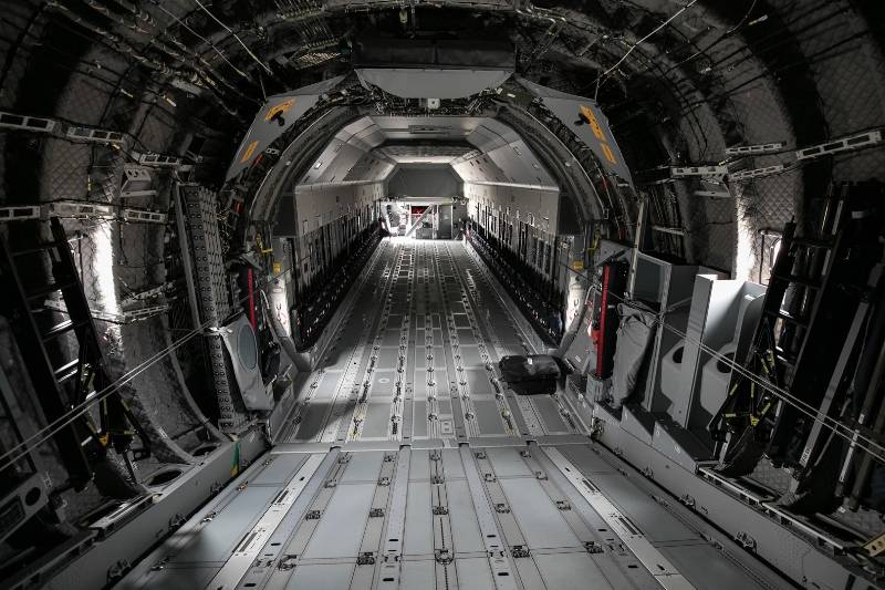 Con una bodega de carga de 340m cbicos configurable,  le confieren al A400 la versatilidad necesaria para el transporte de materiales (37Tn ), tropas (hasta 116 soldados con sus respectivos equipos) o incluso evacuaciones mdicas con 66 camillas.