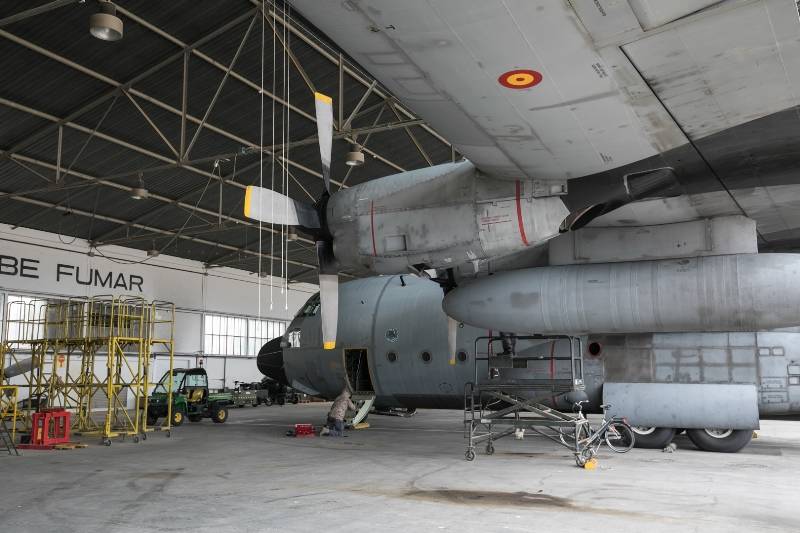 Inicialmente formada por los aviones Hrcules T.10 / TK.10 del Ala 31, familiarmente conocidos como "Dumbos" han realizado infinidad de misiones tanto dentro como fuera de nuestras fronteras. Estos veteranos se acercan al fin de su vida en activo en nuestro EA.