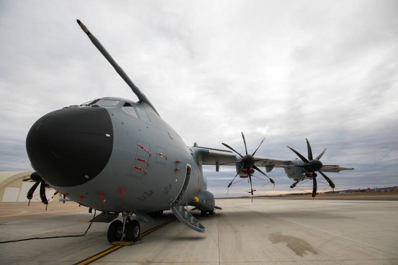 Su relevo, el imponente AIRBUS A400. Un avin que no ha estado exento de problemas pero que poco a poco comienza a demostrar de lo que es capaz. Recientemente conocido por el gran pblico por su vuelo de 38hrs a China con la misin de traer material mdico dentro del marco de la Operacin Balmis.