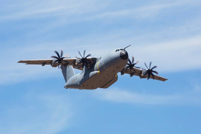 Un avin de Transporte militar y Cisterna de largo alcance que cuenta ya con la certificacin para la realizacin de saltos en paracadas por sus puertas laterales pero con mucho que demostrar aun para hacer olvidar a los mundialmente conocidos "Dumbos".