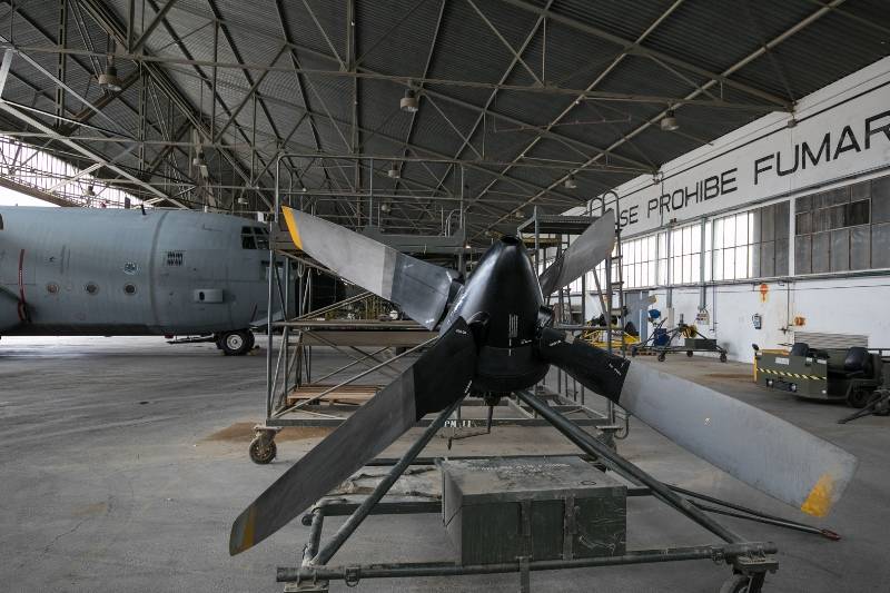 Como apunte curioso, contaros que su carioso apodo de "Dumbo , tiene su origen en el elefante que aparece en los escudos de los escuadrones de vuelo de la unidad.