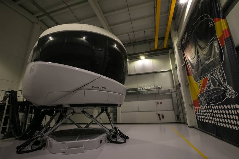 El avanzado simulador de vuelo del A400 con el que cuenta el ALA 31 permite a los pilotos de esta Aeronave poder entrenar en unas condiciones tremendamente realistas y totalmente seguras. De hecho, cabe destacar que las horas de vuelo en este simulador son computables para los pilotos como horas de vuelo reales.