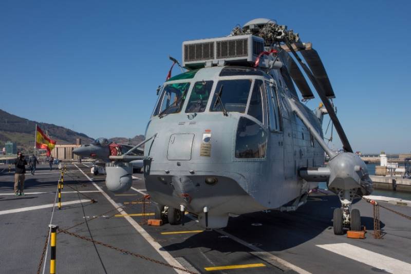 Durante nuestra visita, tuvimos la suerte de ver uno de los Sikorsky SH-3D/W perteneciente a la 5ª escuadrilla, un helicóptero bimotor polivalente, destinado principalmente a la guerra antisubmarina pero apto también para el transporte de tropas. Durante nuestra visita, tuvimos la suerte de ver uno de los Sikorsky SH-3D/W perteneciente a la 5ª escuadrilla, un helicóptero bimotor polivalente, destinado principalmente a la guerra antisubmarina pero apto también para el transporte de tropas.