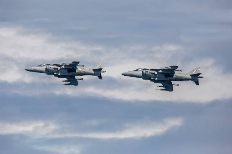 Los aviones que opera en la actualidad son los AV-8B Harrier II Plus pertenecientes a la 9ª Escuadrilla de Aeronaves. Escuadrilla ésta con más de 20 años de historia a sus espaldas y con más de 50.000 horas de vuelo. Los aviones que opera en la actualidad son los AV-8B Harrier II Plus pertenecientes a la 9ª Escuadrilla de Aeronaves. Escuadrilla ésta con más de 20 años de historia a sus espaldas y con más de 50.000 horas de vuelo.