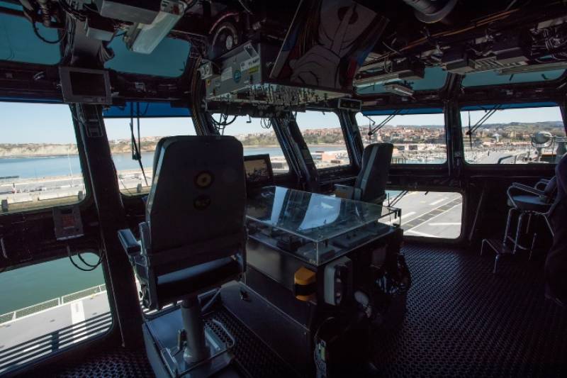 El Primario de vuelo, situado en la superestructura del buque es lo que viene a ser la torre de control de un aeropuerto. El ajetreo y concentración son máximos aquí. El Primario de vuelo, situado en la superestructura del buque es lo que viene a ser la torre de control de un aeropuerto. El ajetreo y concentración son máximos aquí.