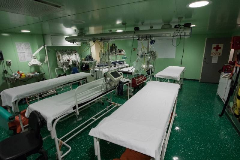 Destacable también el Hospital con el que cuenta esta ciudad flotante. Un Hospital con capacidad ROLE 2 (algo bastante parecido a lo que es a día de hoy un hospital comarcal).Con la capacidad si fuese necesario de contactar mediante un monitor en tiempo real con cualquier especialista del Hospital militar Gómez Ulla. Destacable también el Hospital con el que cuenta esta ciudad flotante. Un Hospital con capacidad ROLE 2 (algo bastante parecido a lo que es a día de hoy un hospital comarcal).Con la capacidad si fuese necesario de contactar mediante un monitor en tiempo real con cualquier especialista del Hospital militar Gómez Ulla.