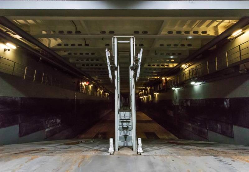 En el mismo nivel, a continuación del garaje pesado, tenemos el imponente dique inundable de casi 70m de longitud y separado en dos partes por un espigón central. Este dique puede ser utilizado también como garaje con acceso por una rampa trasera o para transportar cualquier material necesario para misiones de desembarco. (Fotos: Guillermo Pis PHOTO) En el mismo nivel, a continuación del garaje pesado, tenemos el imponente dique inundable de casi 70m de longitud y separado en dos partes por un espigón central. Este dique puede ser utilizado también como garaje con acceso por una rampa trasera o para transportar cualquier material necesario para misiones de desembarco. (Fotos: Guillermo Pis PHOTO)