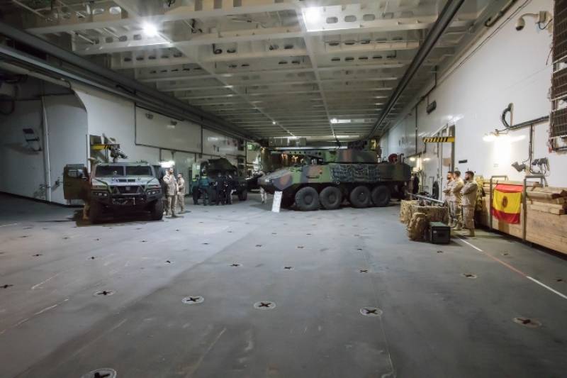 El garaje de carga pesada, situado en el primer nivel, puede albergar 29 carros de combate, vehículos anfibios, vehículos oruga y contenedores de carga de hasta 16 toneladas. El garaje de carga pesada, situado en el primer nivel, puede albergar 29 carros de combate, vehículos anfibios, vehículos oruga y contenedores de carga de hasta 16 toneladas.