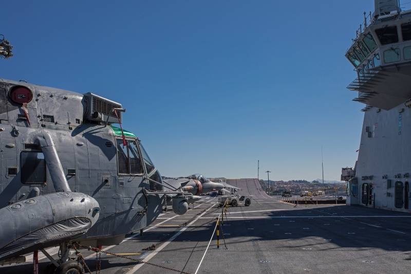 La capacidad aérea prevista es que pueda transportar y operar hasta 30 aeronaves entre helicópteros medios y pesados en perfil de operaciones anfibias, o bien entre 10 y 12 aviones F35B o AV-8B+, más un número similar de helicópteros medios, cuando actúe con perfil de misión de portaaviones. La capacidad aérea prevista es que pueda transportar y operar hasta 30 aeronaves entre helicópteros medios y pesados en perfil de operaciones anfibias, o bien entre 10 y 12 aviones F35B o AV-8B+, más un número similar de helicópteros medios, cuando actúe con perfil de misión de portaaviones.