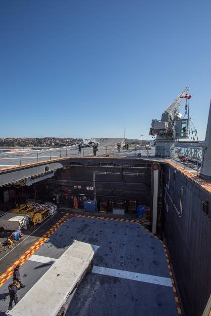 Un buque con un desplazamiento de 26000 Tons. y una dotacion de 295 hombres y mujeres. En la imagen, uno de los elevadores de acceso al garaje de carga ligera. Un buque con un desplazamiento de 26000 Tons. y una dotacion de 295 hombres y mujeres. En la imagen, uno de los elevadores de acceso al garaje de carga ligera.