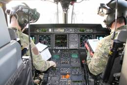 Dos militares, oficiales o suboficiales, se encargan del control y de la gesti�n del vuelo. La cabina de este modelo es especialmente avanzada en su concepto y sistemas (foto Octavio D�ez C�mara).