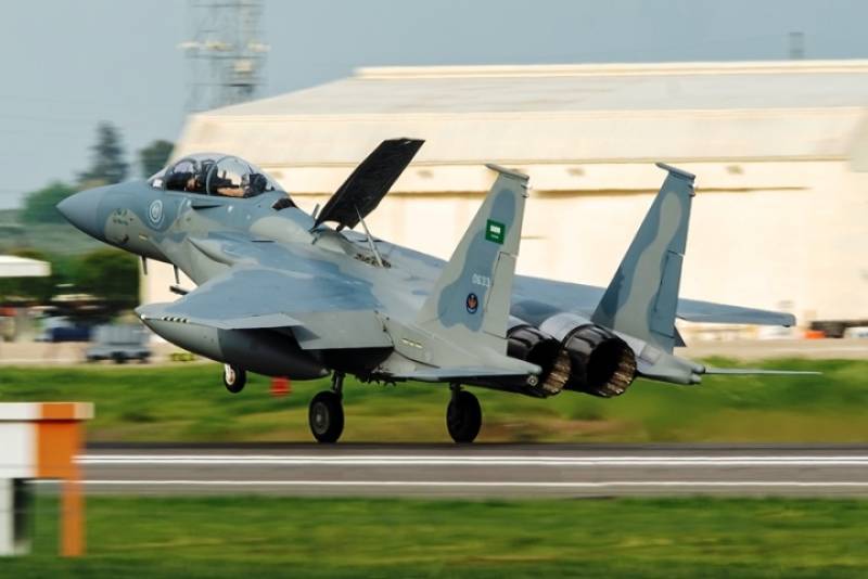 Uno de los F-15SA en el momento de tocar tierra en la Base Aérea de Morón (foto José. A Bejarano) Uno de los F-15SA en el momento de tocar tierra en la Base Aérea de Morón (foto José. A Bejarano)