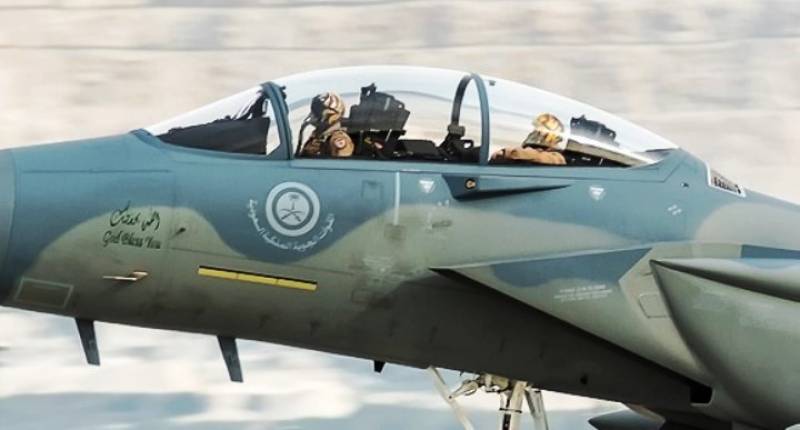 Los F-15SA son todos biplazas, ya que además del piloto son tripulados por un navegante/operador de sistemas (foto José. A Bejarano) Los F-15SA son todos biplazas, ya que además del piloto son tripulados por un navegante/operador de sistemas (foto José. A Bejarano)