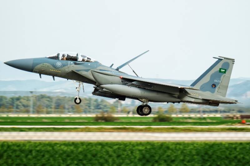 El F-15SA muestra sus elegantes líneas durante el aterrizaje en la hispalense base del Ejército del Aire (foto José. A Bejarano) El F-15SA muestra sus elegantes líneas durante el aterrizaje en la hispalense base del Ejército del Aire (foto José. A Bejarano)