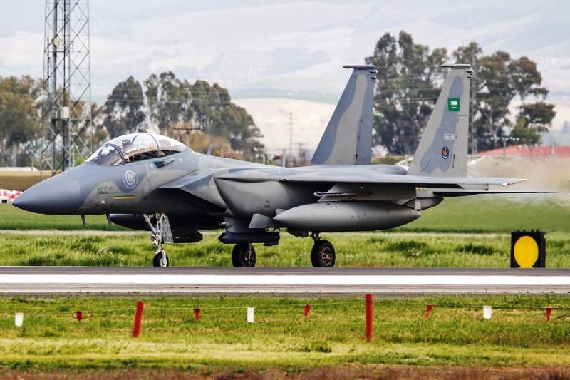 Los 6 F-15SA llegaron a Morón desprovistos de armamento, aunque si portaban 2 “pods” (foto Rubén Galindo) Los 6 F-15SA llegaron a Morón desprovistos de armamento, aunque si portaban 2 “pods” (foto Rubén Galindo)